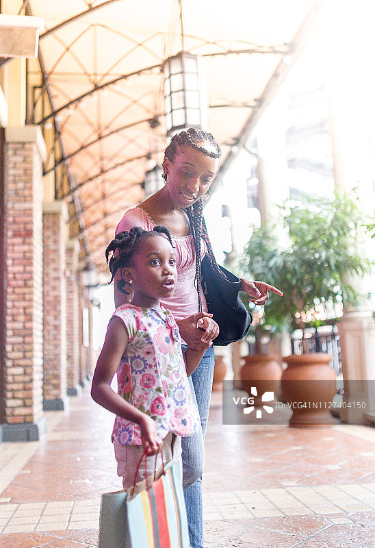 和妈妈一起购物图片素材