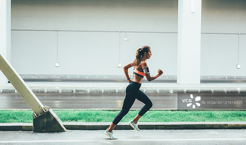 女运动员在城市跑步图片素材