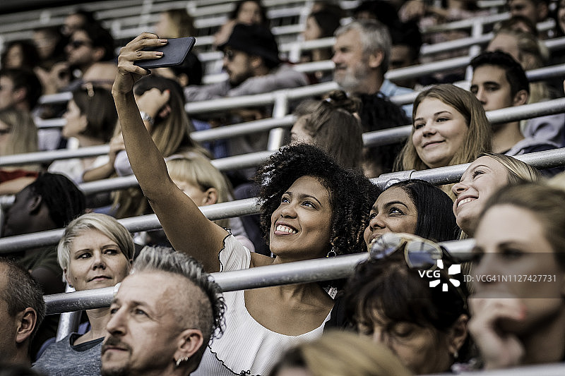 在体育场自拍的女孩图片素材