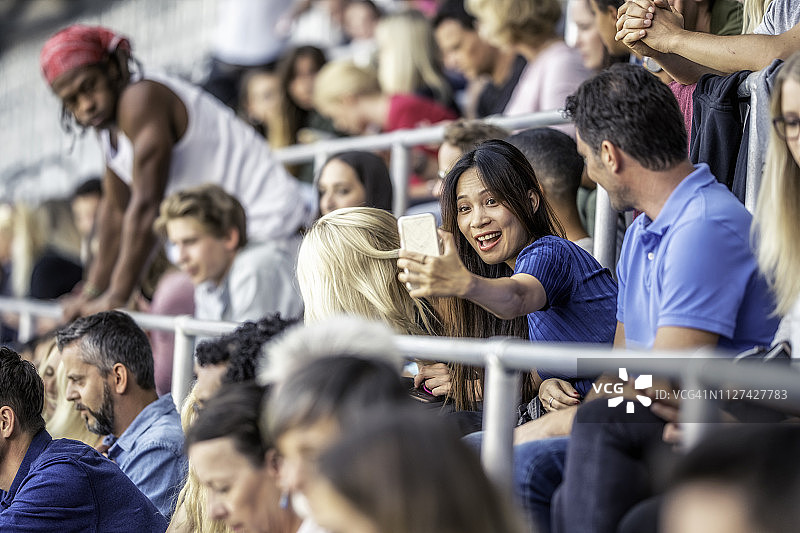 在体育场自拍的亚洲女性图片素材