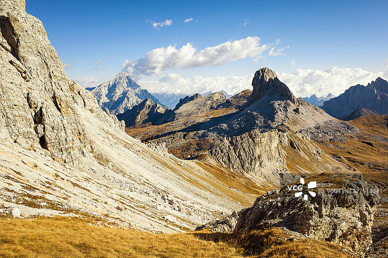 意大利多洛米蒂山克罗达达拉戈湖周边壮观的徒步小径图片素材