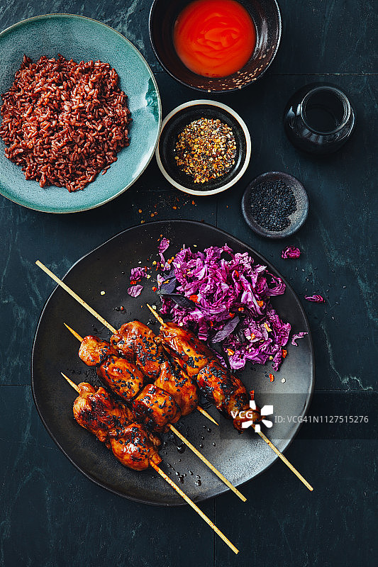 葱烧烤鸡肉串：日式照烧烤鸡串图片素材
