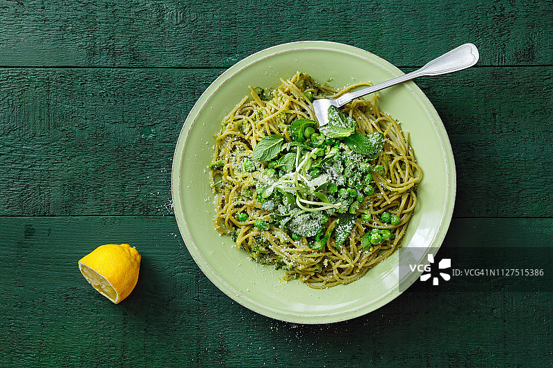 夏季素食意面配西兰花青酱图片素材