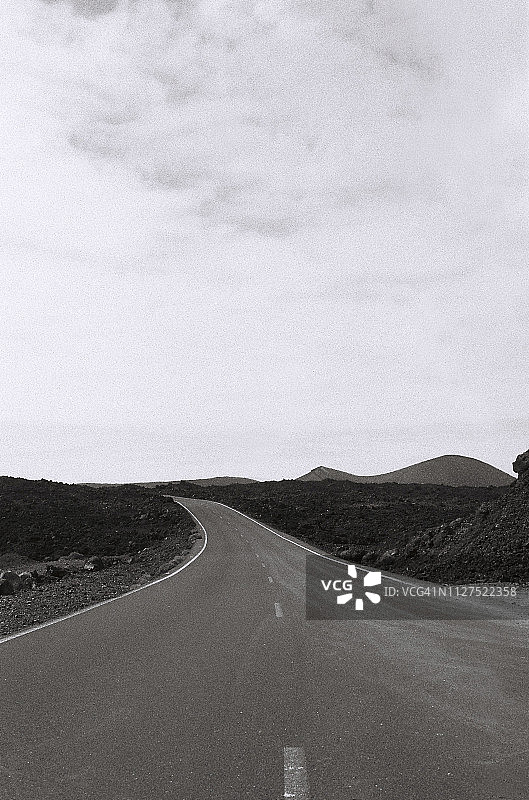 加那利群岛兰萨罗特岛的空旷道路图片素材