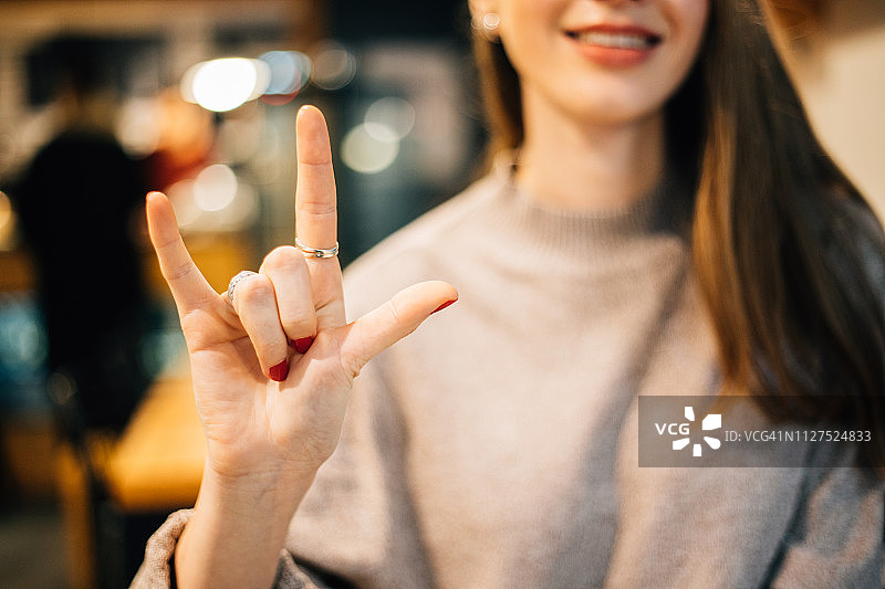 用手语表达爱意的女人图片素材