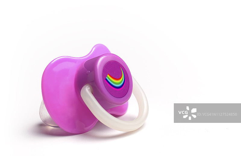 白色背景上的彩虹粉色奶嘴图片素材