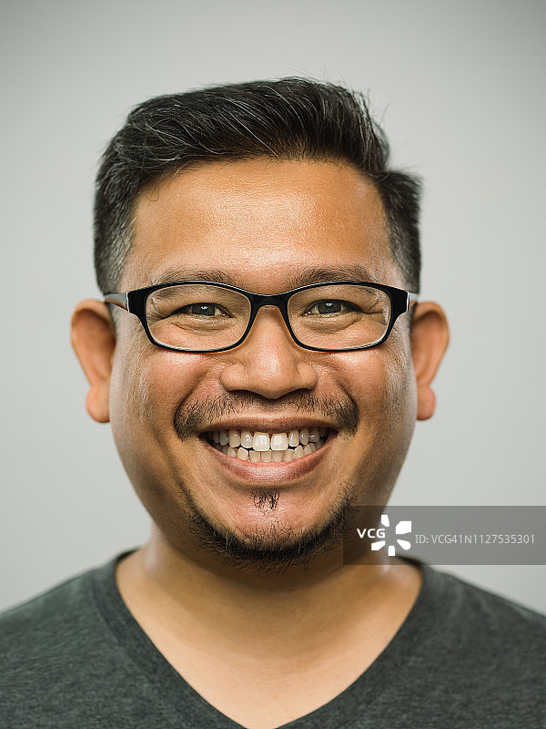 表情兴奋的真实马来西亚成年男人图片素材