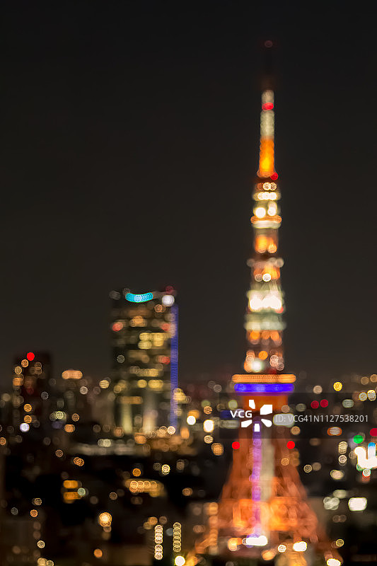 东京城市天际线地标建筑散景图片：东京塔、六本木新城、虎之门新城，日本东京港区日落时分图片素材