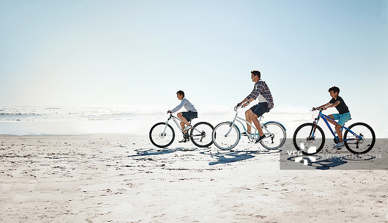 夏季是创造家庭回忆的季节图片素材