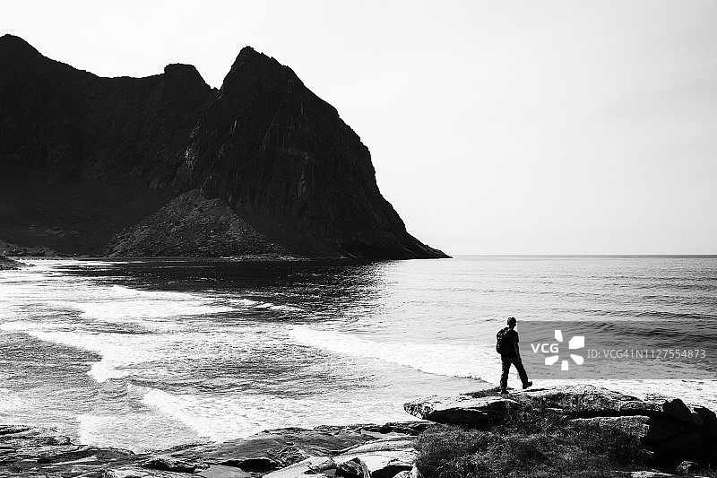 走在挪威罗弗敦群岛海边的年轻男人图片素材
