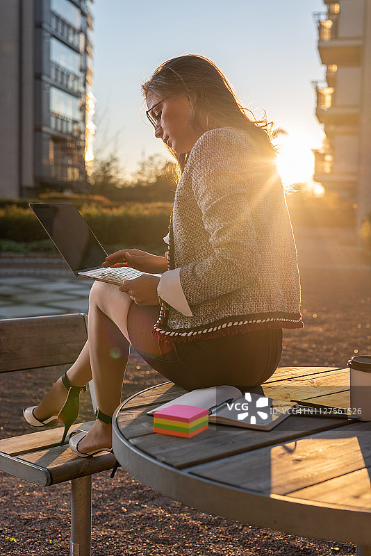 坐在桌边，以便更好地思考图片素材