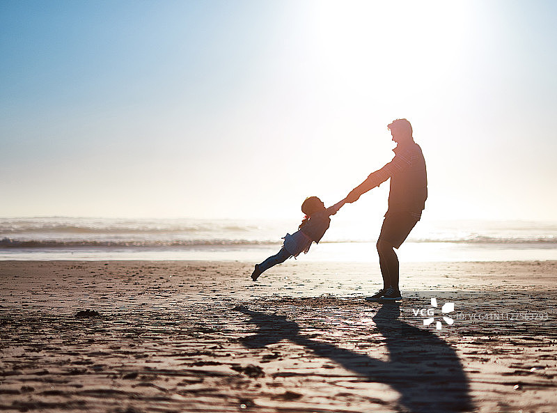 阳光与欢乐的家庭时光图片素材