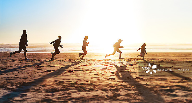 生活始于家庭，终于家庭图片素材