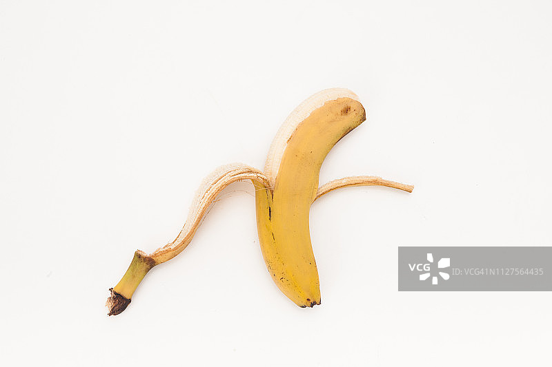 白色背景上的剥皮香蕉图片素材