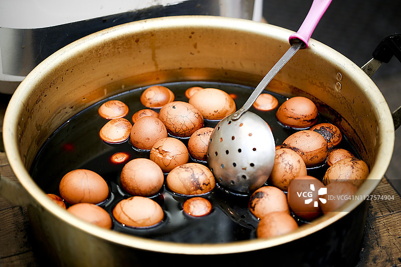 一堆浸泡在香料和茶叶中的带壳茶叶蛋图片素材