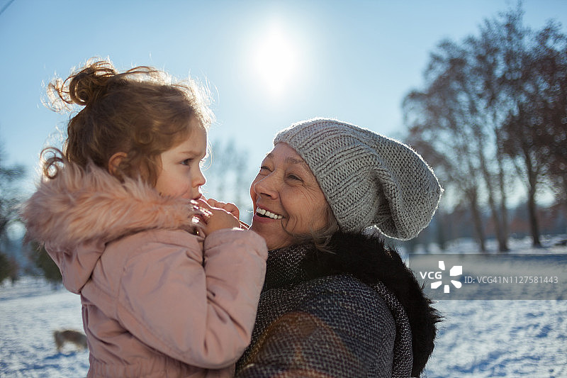 祖母与孙女享受大自然图片素材