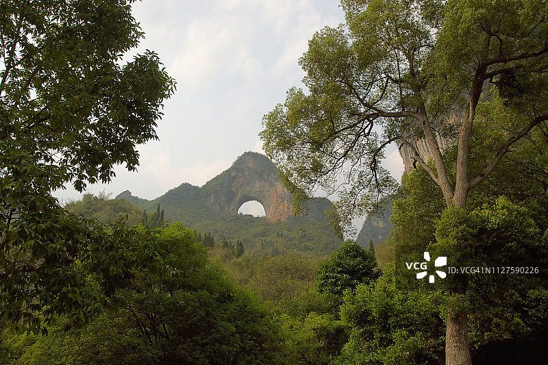 中国阳朔月亮山自然拱门和周边森林图片素材
