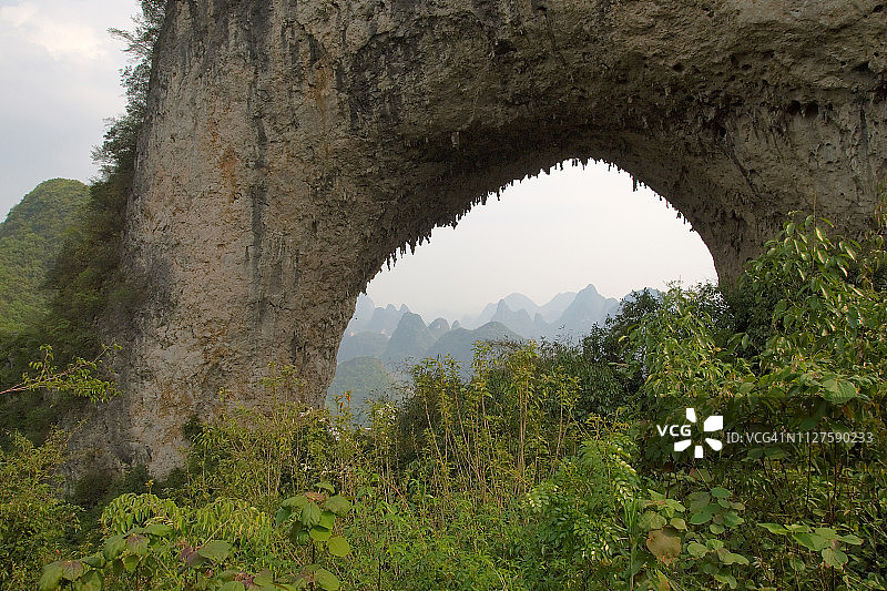 中国阳朔月亮山天然拱门图片素材