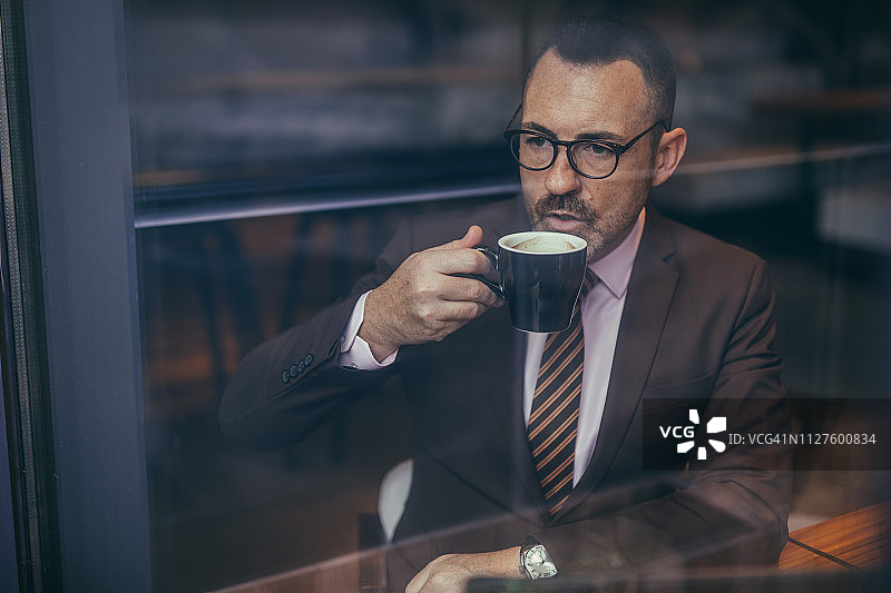 喝咖啡的年长商人图片素材
