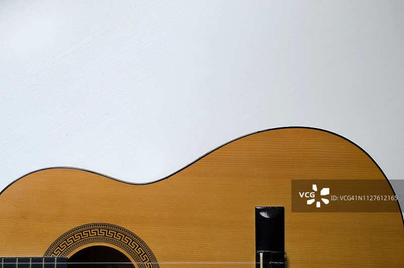 白色背景上的半把吉他图片素材