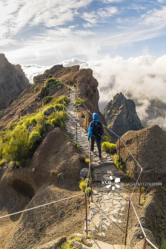 在马德拉PR1小径上徒步的女人图片素材