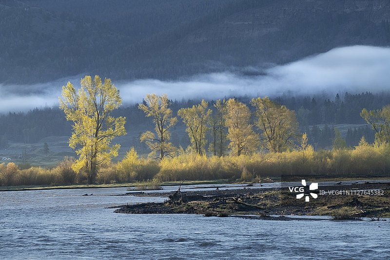 18055172拉马尔河穿过拉马尔山谷图片素材