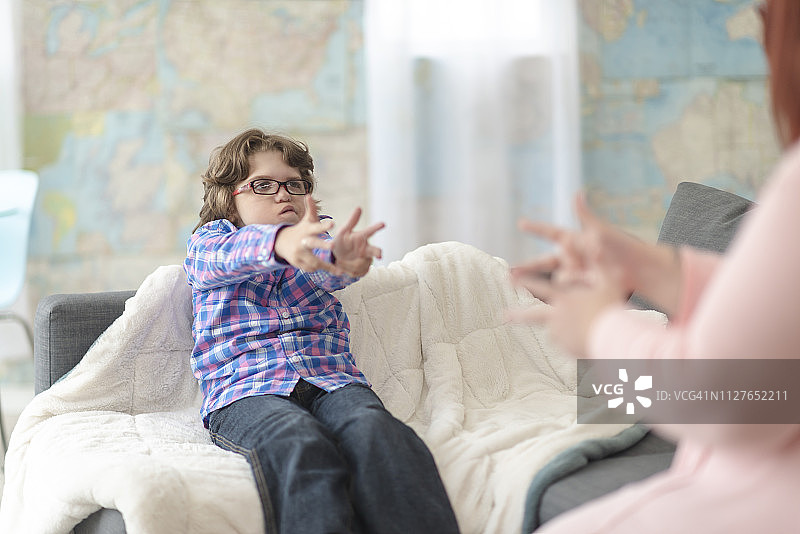 小男孩学习手语图片素材