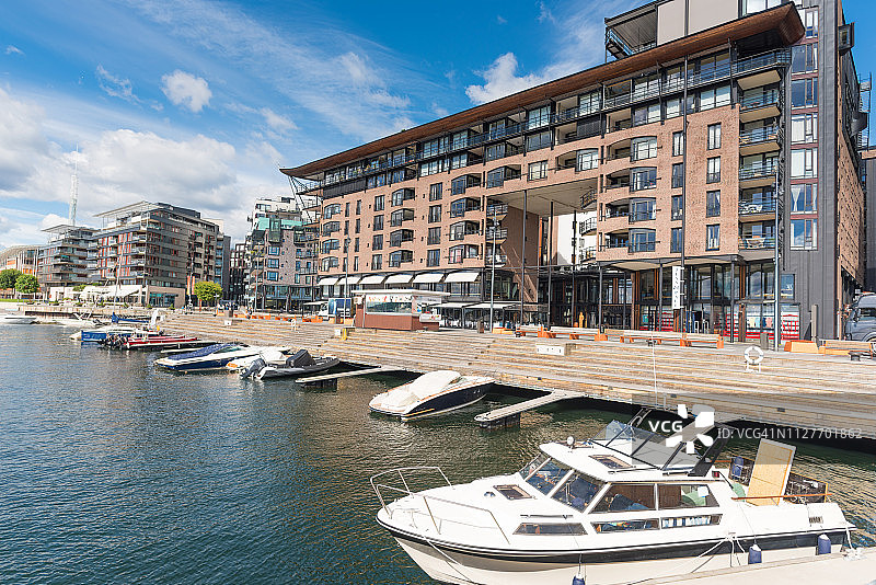 奥斯陆市政厅和夏季挪威奥斯陆街景的广角照片图片素材