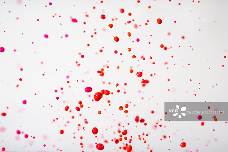 漂浮在空中的红色染料及小液滴图片素材