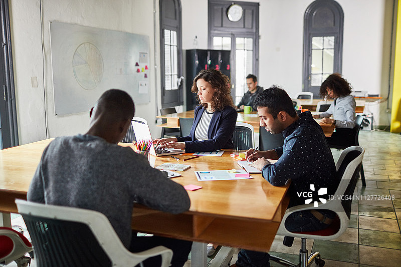 在新创公司工作的多民族人群图片素材