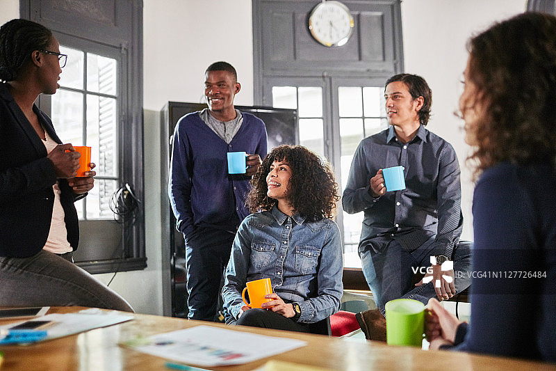 初创公司办公室咖啡休息时间图片素材