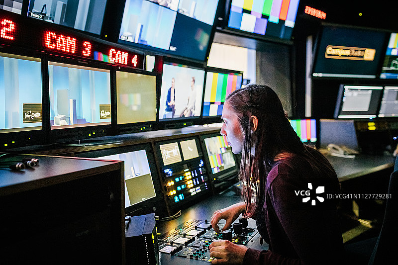 学生使用电视演播室设备图片素材