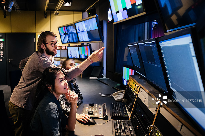 大学生在电视台工作室工作图片素材