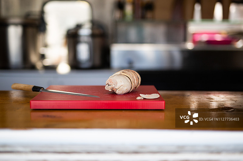 厨师切新鲜的金枪鱼（局部）图片素材