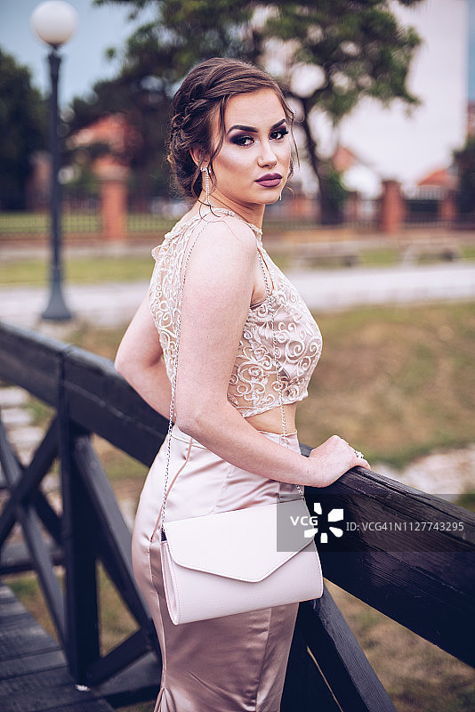 准备参加毕业舞会的年轻女孩图片素材