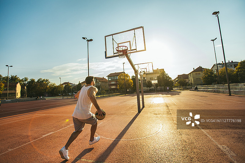 年轻男人准备扣篮图片素材