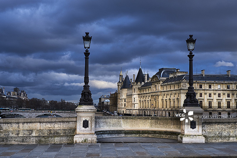 法国巴黎塞纳河畔新桥和巴黎古监狱图片素材