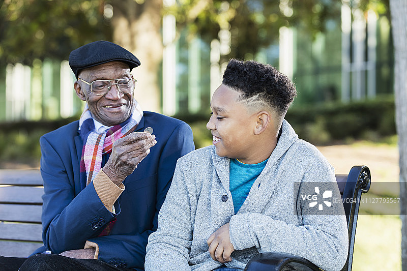 非洲裔男孩与曾祖父图片素材