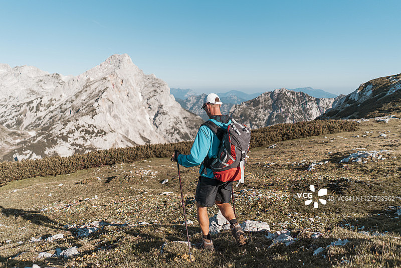 下山的男人图片素材