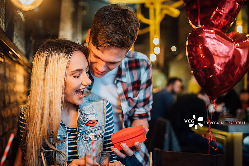 男孩送礼物给女朋友图片素材