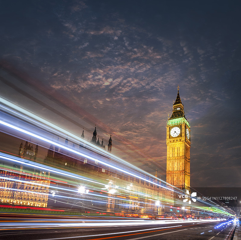 伦敦夜晚大本钟和议会大厦的光轨图片素材