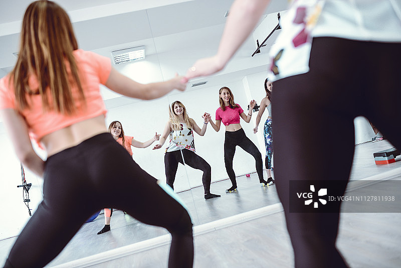 尊巴舞小组训练图片素材