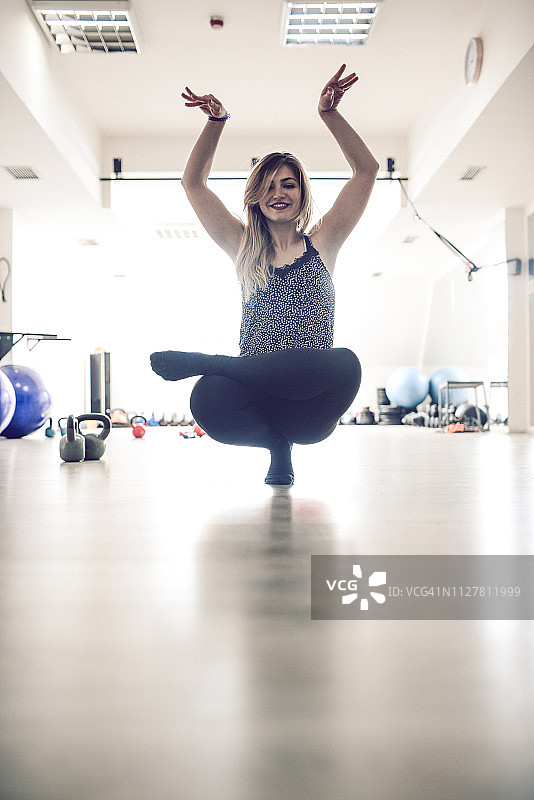 在健身房里做瑜伽图片素材