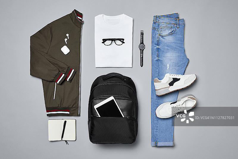 旅行者服装和配饰扁平风格布局图片素材