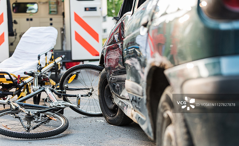 交通事故：汽车与自行车相撞图片素材