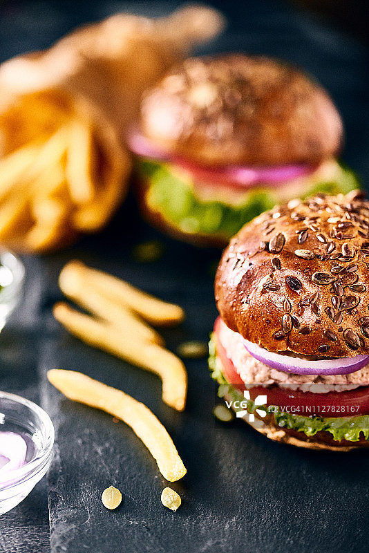 美味的自制鸡肉汉堡图片素材