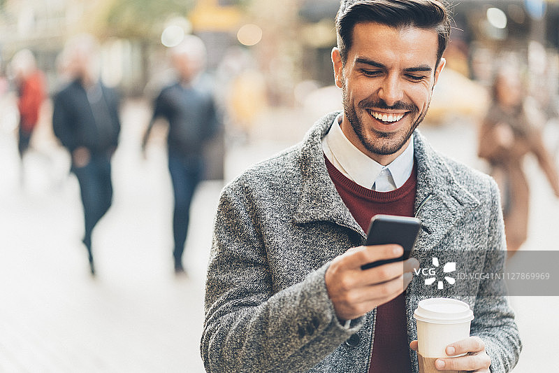 边走边发短信图片素材