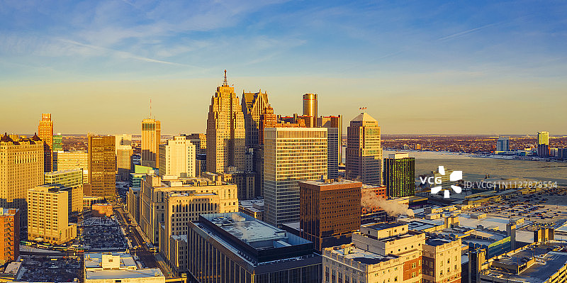 冬季日落时分的密歇根州底特律市中心图片素材