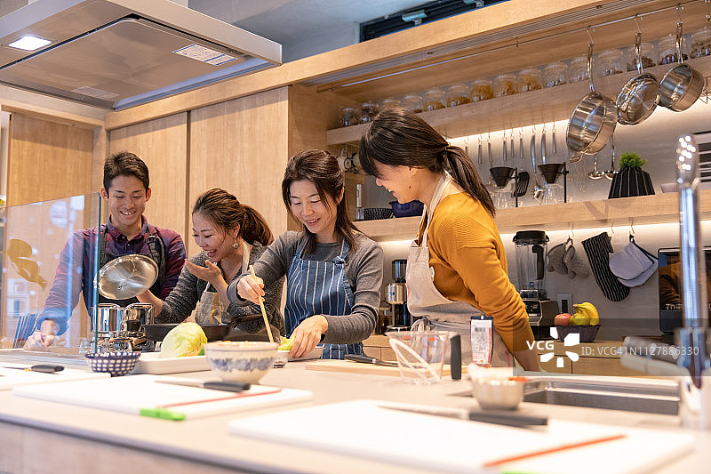 年轻人在烹饪学校学习烹饪图片素材