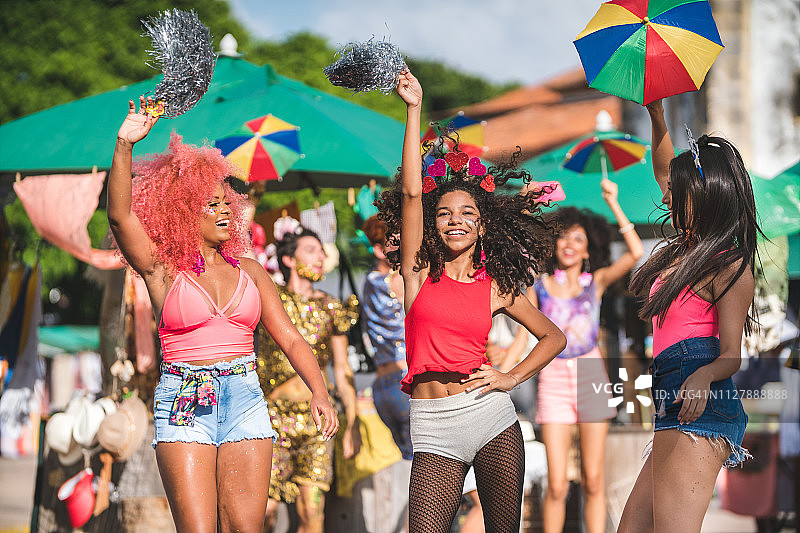 巴西伯南布哥州奥林达的街头狂欢节图片素材